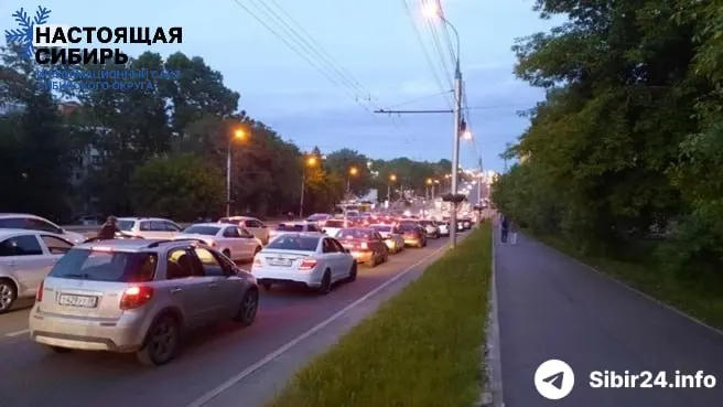 Жёсткие лимиты на АЗС и закрытие розничной продажи бензина привели к многокилометровым пробкам и ночным очередям в Иркутске: люди стоят по 8–9 часов, междугородние автобусы рискуют остаться без горючего.