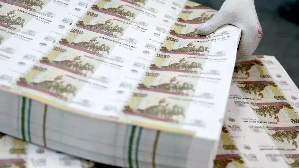 Центробанк фиксирует рекордный рост наличных — с начала года банкнот в обращении стало больше на 1,09 трлн ₽. Эксперты объясняют это неопределённостью, перебоями с интернетом и снижением ставок; регулятор и банки ужесточают контроль операций с наличностью.