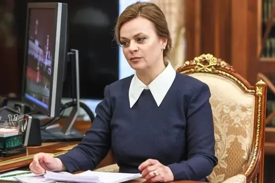Президент подписал указ о назначении статс‑секретаря — замминистра обороны и председателя фонда «Защитники Отечества» Анны Цивилевой в президиум Совета. По данным расследований, Цивилева связана семейными узами с президентом и замужем за министром энергетики Сергеем Цивилевым.