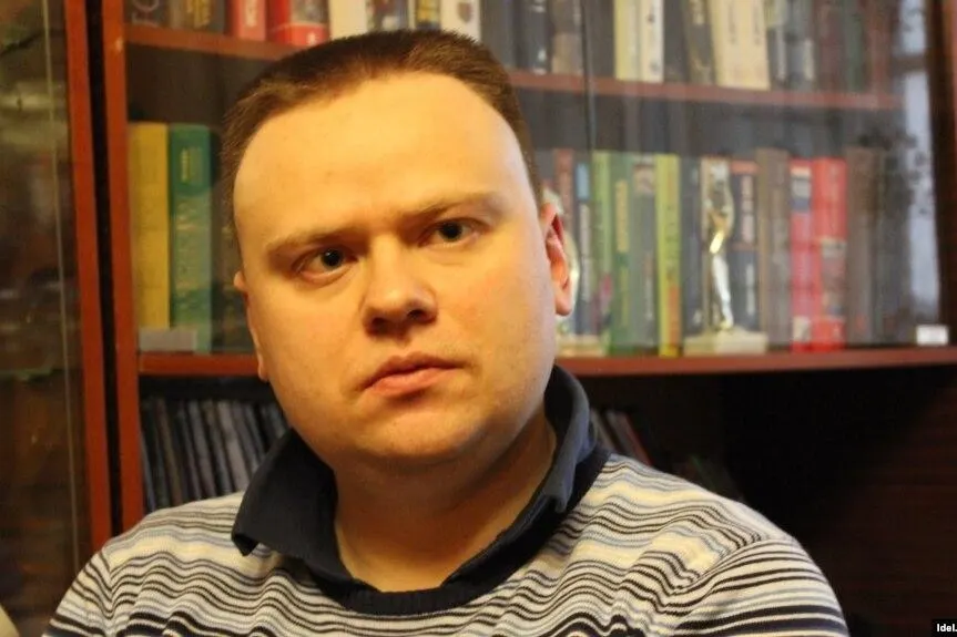 В Йошкар-Оле задержали и поместили под стражу журналиста Алексея Серёгина. Его задержание связано с проверками по политическим статьям; ранее он был признан «иноагентом».