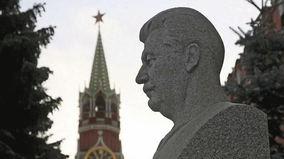 Отсутствие главы Центробанка на экономическом форуме и сообщения анонимных источников вызвали разговоры о её возможном уходе и кадровых перестановках в правительстве. Обсуждаются варианты смены премьера и сценарий перехода к более дирижированной экономике.