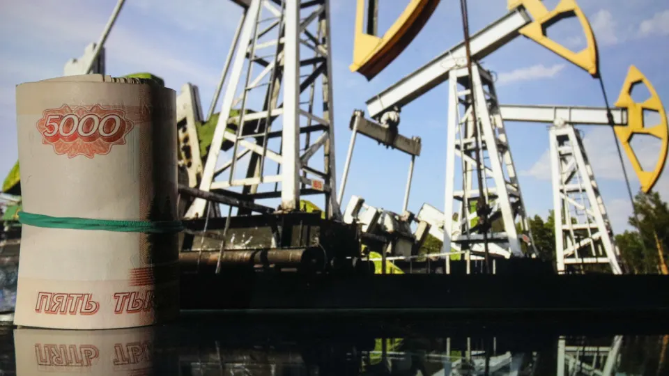 Федеральный бюджет в мае получил почти 679 млрд руб. от нефти и газа, однако возвраты компаниям, сильный рубль и рост расходов удерживают дефицит на рекордном уровне — Минфин предлагает секвестр расходов.