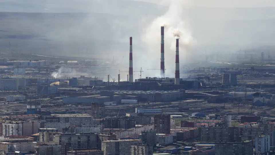 В мае промышленное производство в России упало на 0,7% в годовом выражении. Наиболее сильный спад зафиксирован в нефтепереработке и металлургии; 20 из 28 отраслей находятся в рецессии по итогам января—мая.