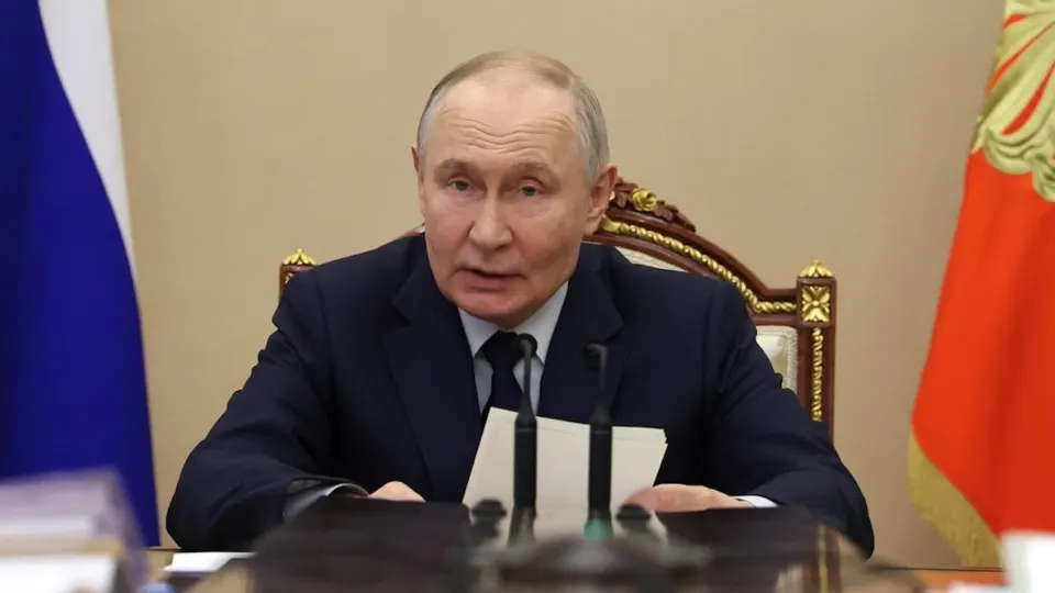 Президент связал спад инвестиций с макроэкономической сдержанностью и мерами властей. Власти констатируют резкое сокращение вложений крупнейших компаний и ограниченные возможности бюджетного стимулирования.