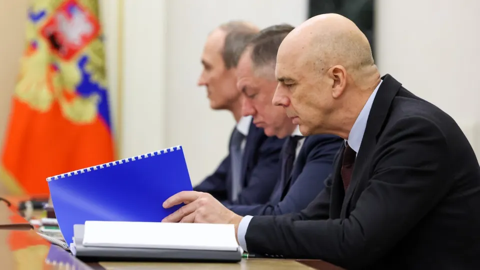 Индекс RGBI обновил минимум, а долгосрочные облигации подорожали — доходности ОФЗ достигли 15,5% годовых. Давление на рынок вызывают рост бюджетных расходов, опасения по инфляции и осторожная монетарная политика.