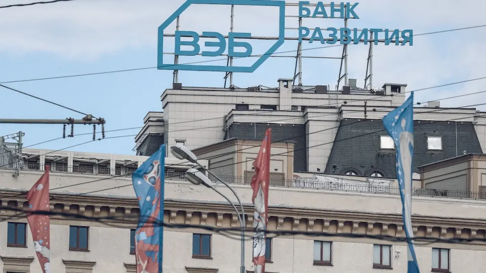 Госкорпорация развития объявила о сокращении бюджета и увольнении 15% персонала на фоне «кредитного охлаждения» экономики; банк также ожидает сокращений в дочерних структурах. Ранее государство направило в ВЭБ сотни миллиардов рублей из Фонда национального благосостояния.