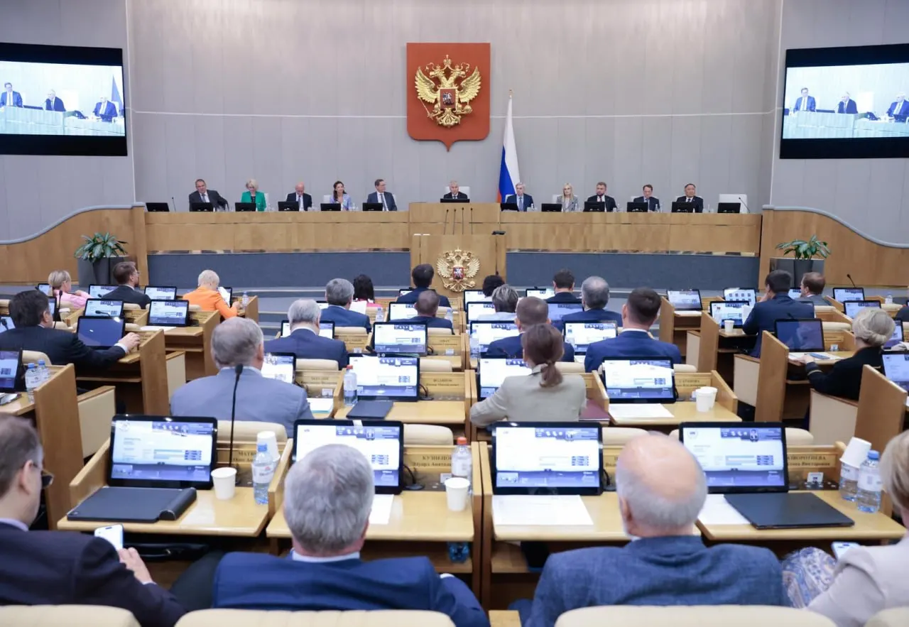 Исследование показывает, что правительственные инициативы принимаются чаще депутатских: большинство правительских и почти все президентские законопроекты проходят, тогда как депутатские проходят значительно реже.