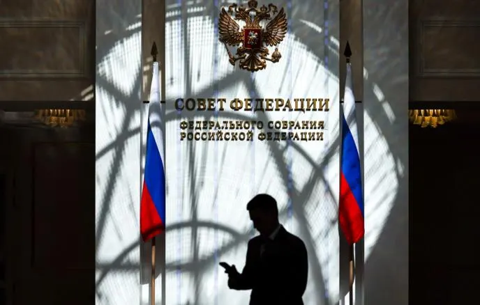 Совет Федерации принял пакет законов, ограничивающий консульские и экономические права россиян, осуждённых по политическим статьям и уехавших за границу. Минюст создаст реестр, а судебные расходы предложено списывать с замороженных счетов.