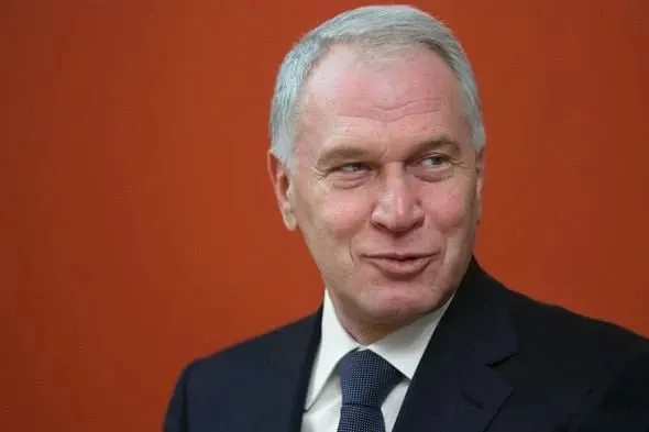 Ковальчука наградили за вклад в социальные проекты, сохранение культурно‑исторических ценностей и благотворительность. Forbes оценивает его состояние примерно в $2 млрд; в 2021 году он уже получал орден IV степени.