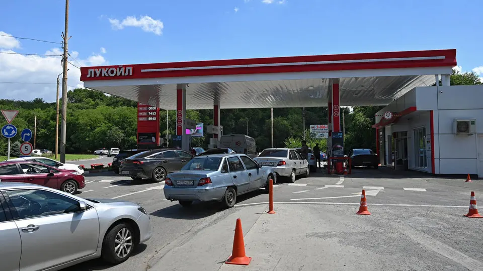 За неделю цена белорусского АИ‑92 выросла на 6% до 127 тыс. руб./т. Дефицит топлива в России усилился после ударов по НПЗ — власти наращивают импорт, но быстрых объемов на рынке почти нет.