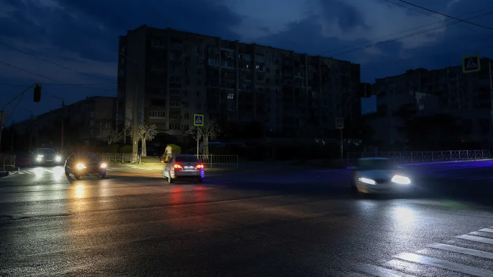 В ряде регионов из‑за дефицита бензина и очередей на АЗС ограничили работу общественного транспорта и повысили тарифы; проблема носит общероссийский характер.