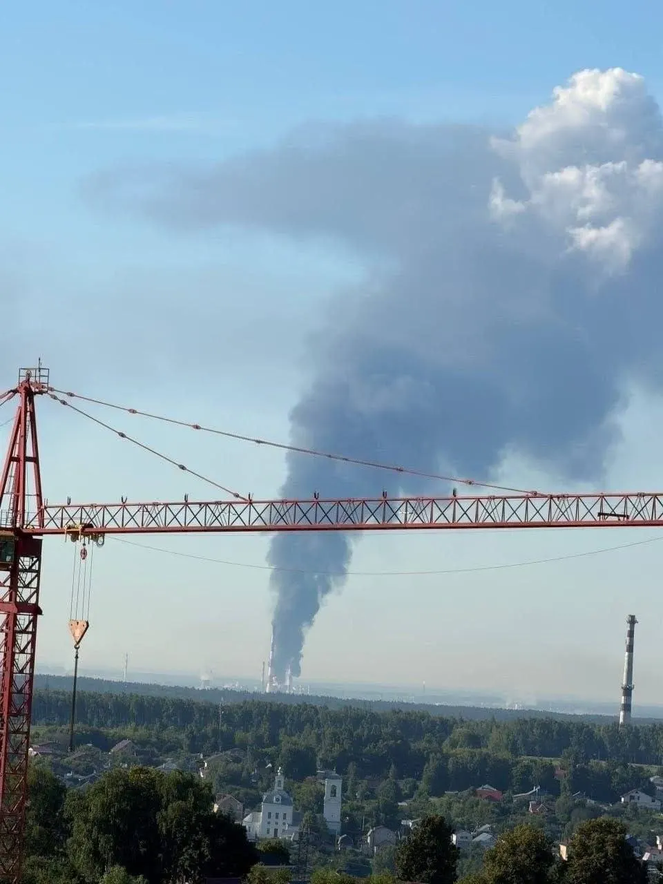 Ночью 2 июля беспилотники нанесли удар по кстовскому нефтеперерабатывающему заводу, который снабжал топливом Чувашию. Есть погибшие и раненые, на АЗС региона фиксируется дефицит и рост цен.