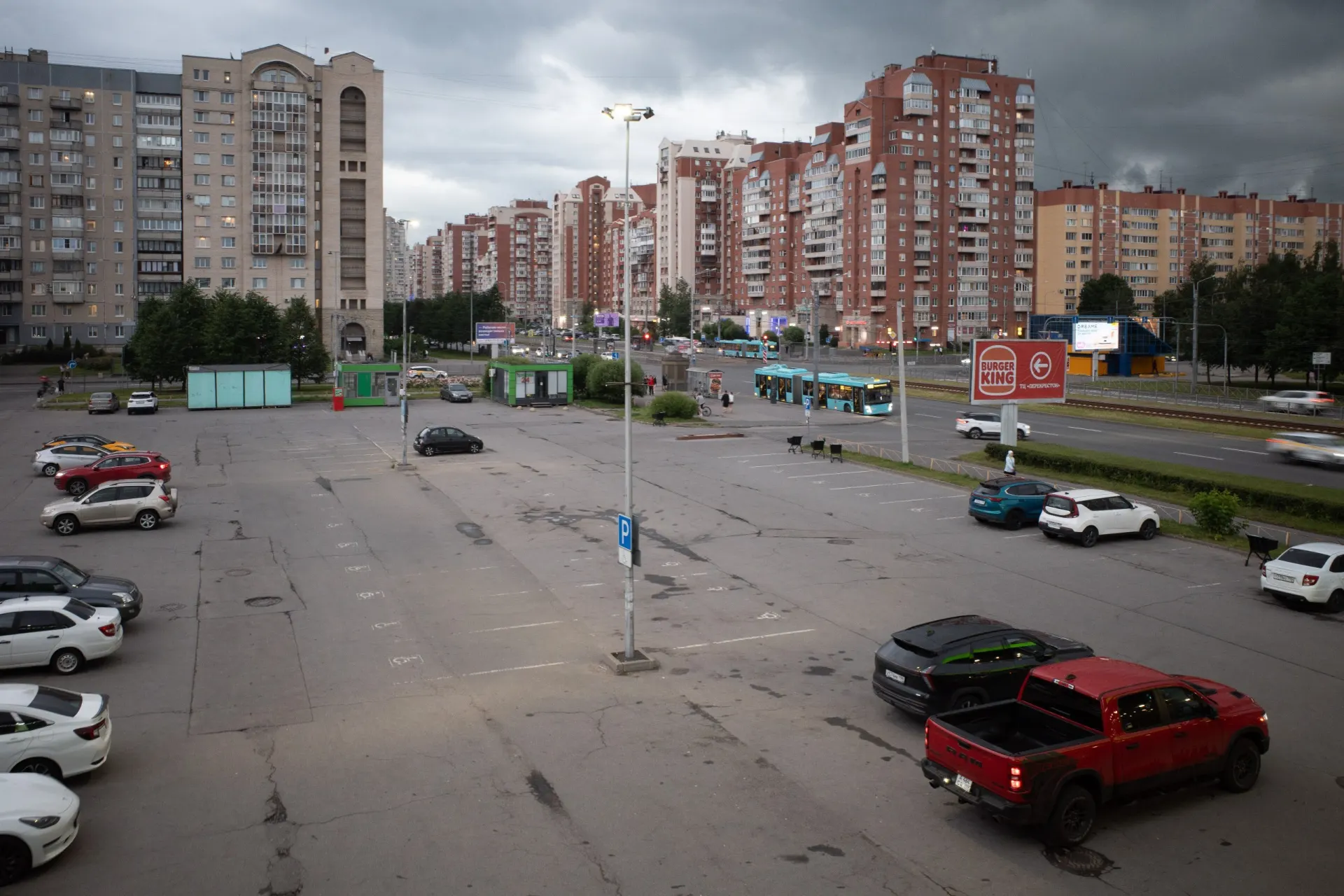 Завтра в Петербурге ожидаются сильные дожди и грозы; в Белгороде после удара по ТЭЦ люди остаются без воды и света. Коротко о самых важных событиях в регионе и мире.