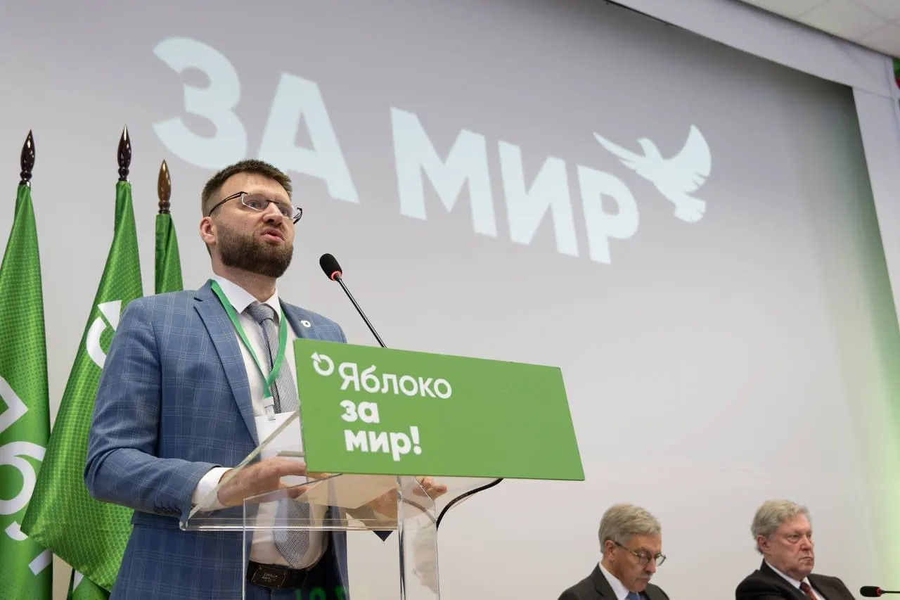 Минюст отклонил просьбу о снятии статуса, сославшись на «факты ведения политической деятельности»: поздравления, поездки в суд, возложения цветов и участие в видеоролике с бумажными самолётиками.