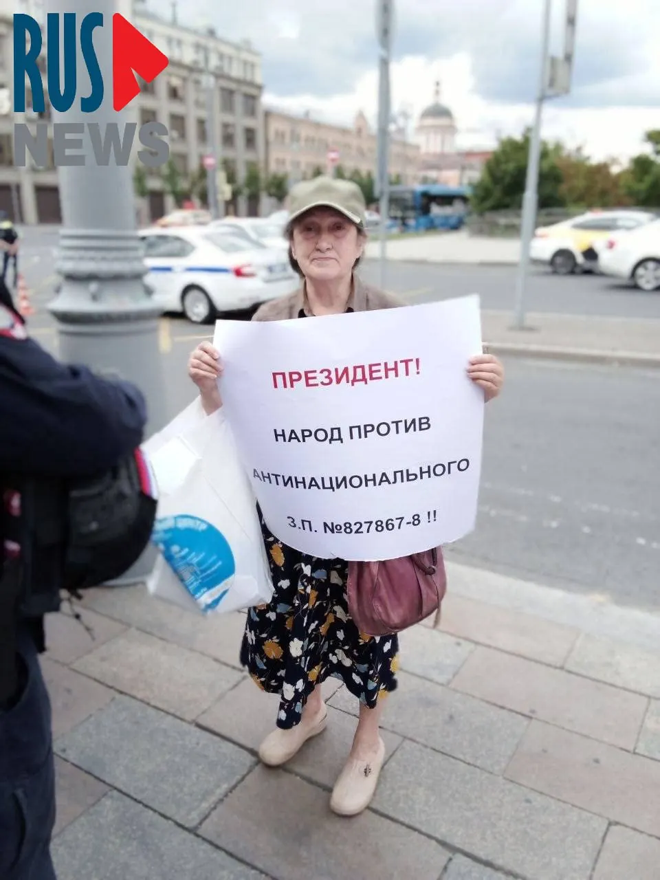 В столице задержали Наталью Шамину, которая вышла в одиночный пикет против передачи региональным властям права исключать памятники из госреестра — градозащитники предупреждают о риске массовых сносов.