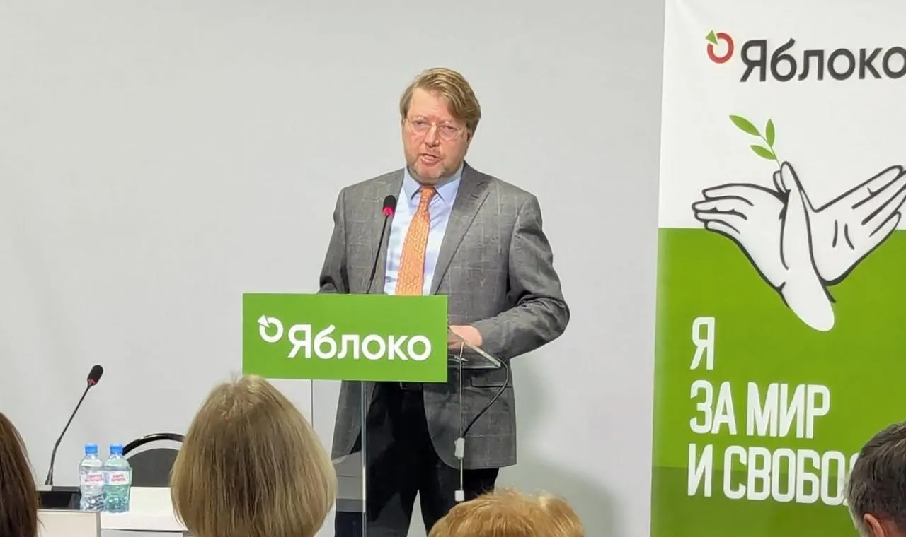 Верховный суд оставил в силе решение о штрафе председателю «Яблока» Николаю Рыбакову за публикацию с фотографией; партия намерена обжаловать вердикт в Конституционном суде.