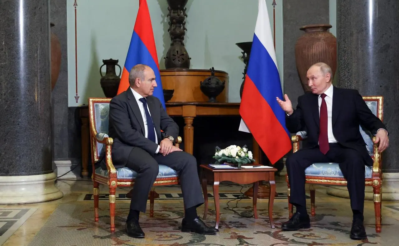 Премьер-министр Армении предупредил, что запреты на ввоз товаров из республики ставят под угрозу функционирование Евразийского экономического союза. Он провёл телефонный разговор с российским лидером и призвал искать альтернативы.