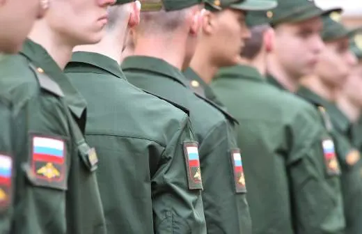 Правительство поддержало законопроект, который даст возможность направлять призывников на службу в пожарные подразделения МЧС — по оценке ведомства, в его ряды могут прийти до 5 тысяч человек, чтобы компенсировать сокращение дежурных караулов.