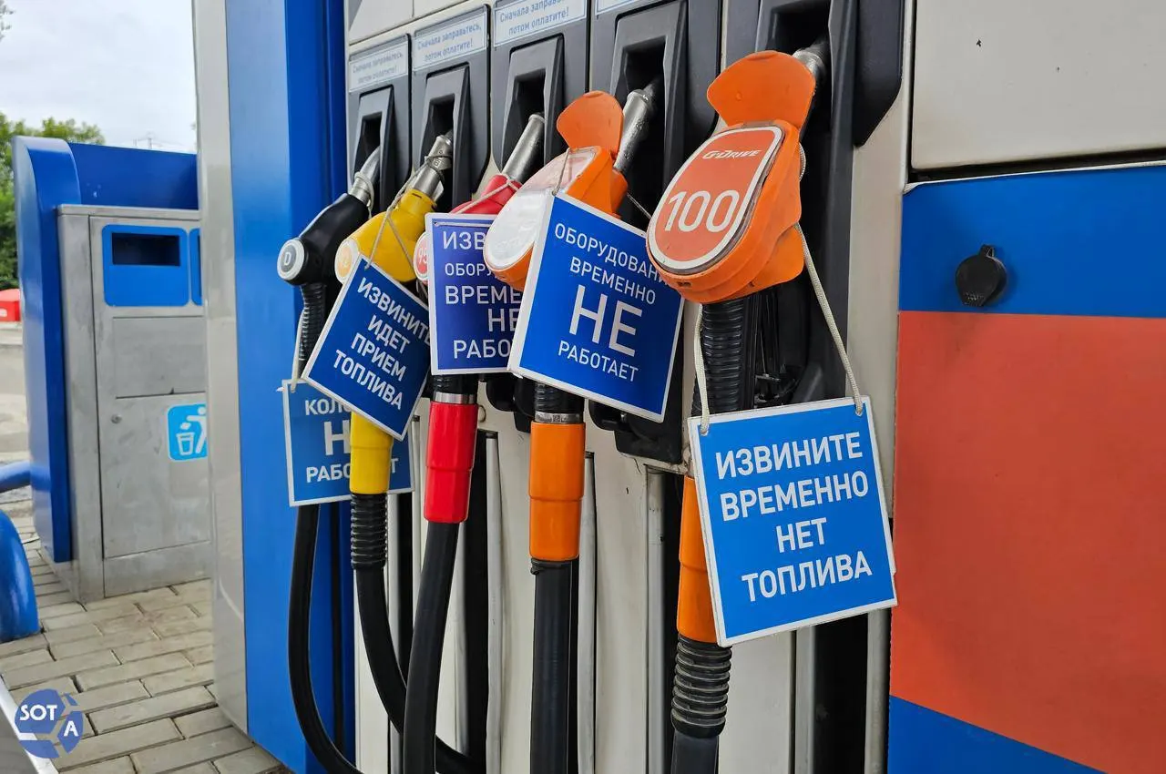 Медианные цены на бензин выросли за год по всем маркам; аналитики считают, что дефицит и ограничения производства не позволят топливу заметно подешеветь в ближайшее время.