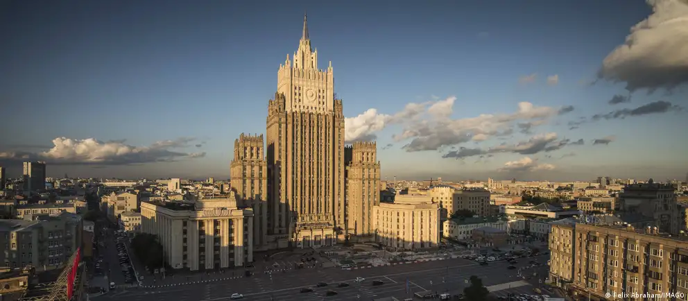Сообщается, что власти прорабатывают закон о выездных визах: поездки в «недружественные» страны якобы планируют разрешать только организованными группами. В МИДе эти сведения называют ошибочными.