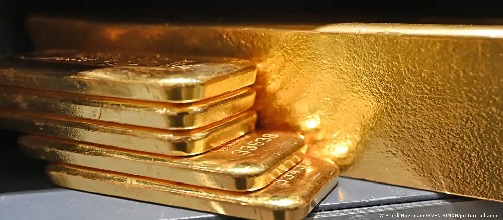 С начала года из резервов продано 43,5 т золота, в июне запас сократился на 9,33 т. Продажи стали рекордными по объёму в новейшей истории страны; по оценкам аналитиков, выручка могла составить около $5,6 млрд.
