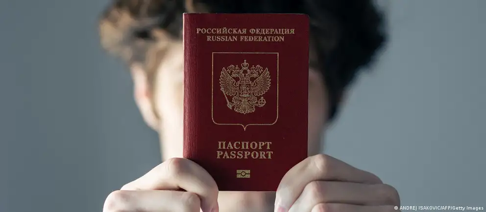 После возражений Франции и Италии в проекте запрета на въезд для россиян оставили только запрет на краткосрочные визы для тех, кто непосредственно участвовал в боевых действиях; расширили перечень исключений по гуманитарным и иным причинам.