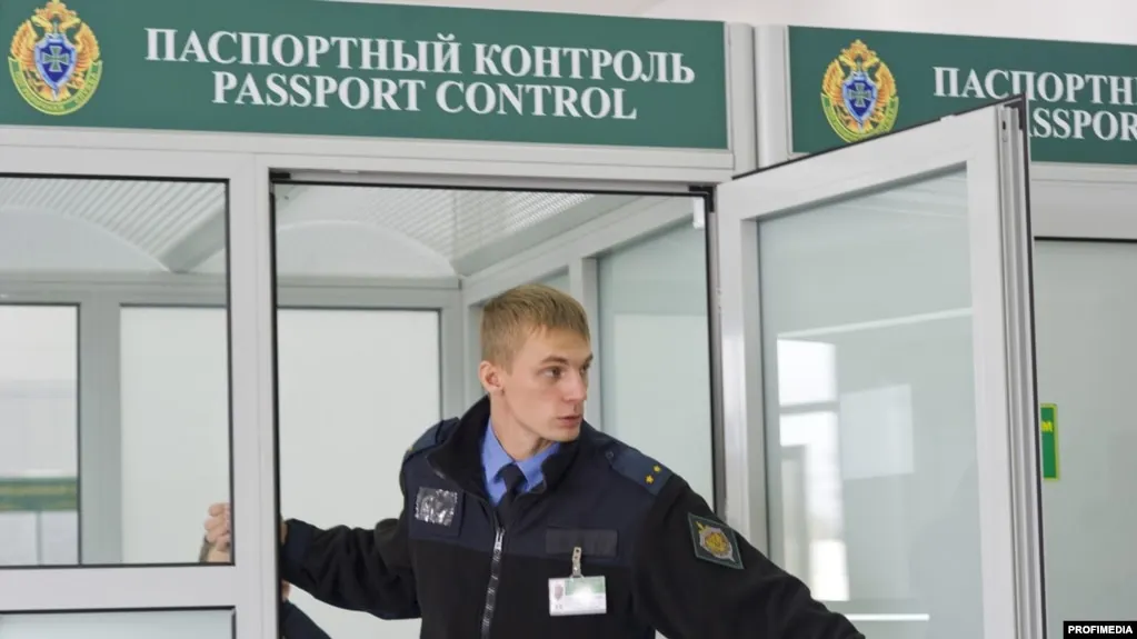 Глава Госдумы объявил о расширении списка административных правонарушений, влекущих выдворение иностранцев; в перечень добавили, в том числе, неповиновение пограничнику и дискриминацию, а также ряд политических и общественных нарушений.