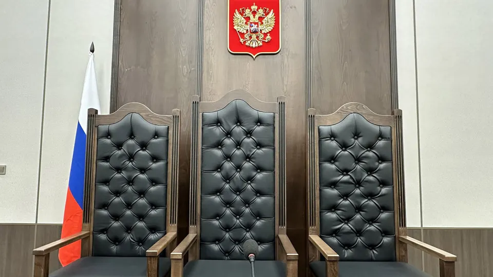 Правительственная комиссия одобрила законопроект, позволяющий судам нанимать студентов юридических вузов и специалистов со средним профессиональным юридическим образованием на ряд должностей аппарата — эксперты предупреждают о рисках временного кадрового резерва и необходимости улучшать условия труда.