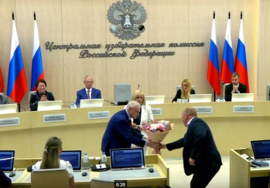 На заседании Центральной избирательной комиссии единогласно зарегистрировали списки «СР», подтвердили возможность баллотироваться 260 кандидатов, включили в состав комиссии представителя ЛДПР с правом совещательного голоса и заверили 43 финансовых уполномоченных «Яблока» для работы в 42 регионах.