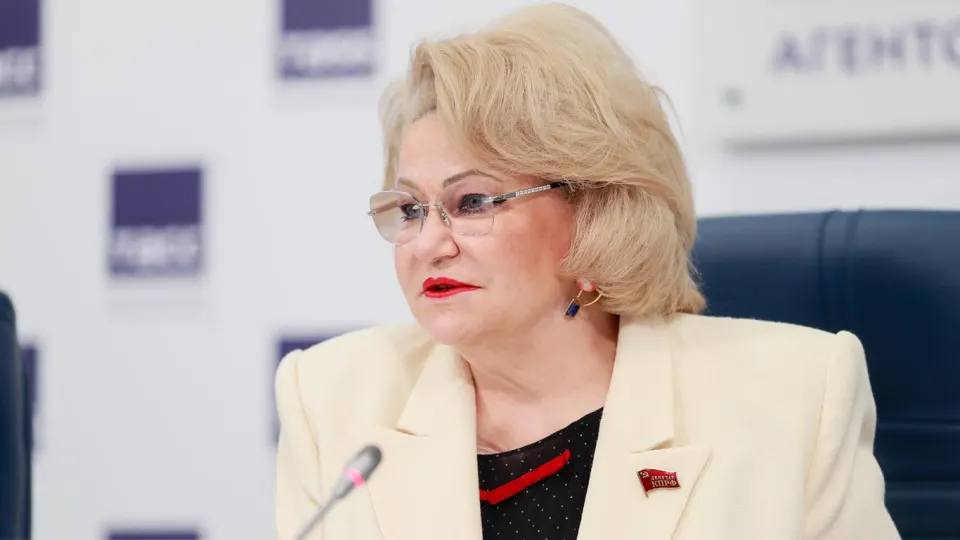 Глава думского комитета Нина Останина заявила, что почти треть нефтеперерабатывающих заводов выведена из строя; дефицит топлива уже сказывается на уборке урожая, поставках и ценах, а чрезвычайных мер не принимают.