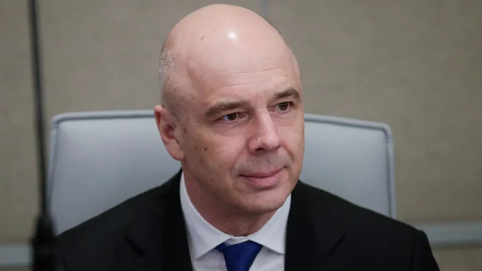 Согласно данным портала Электронный бюджет, расходы федерального бюджета в 2026 году могут вырасти до 45,11 трлн рублей, а дефицит — до 4,83 трлн. Эксперты не исключают, что дефицит в этом году может достичь 7 трлн.