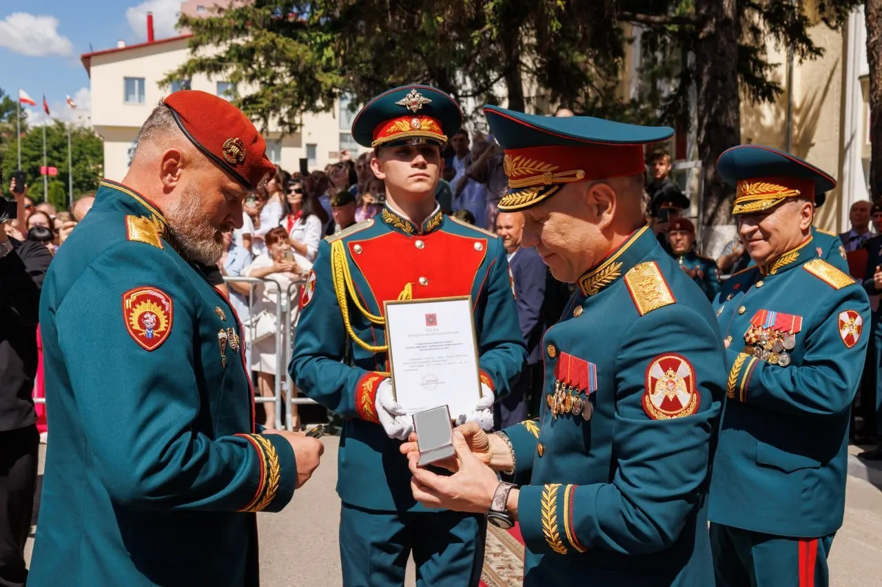 Начальнику Саратовского военного института войск Национальной гвардии Александру Белоглазову вручили погоны генерал-лейтенанта; награды вручил заместитель директора Росгвардии Анатолий Маликов.