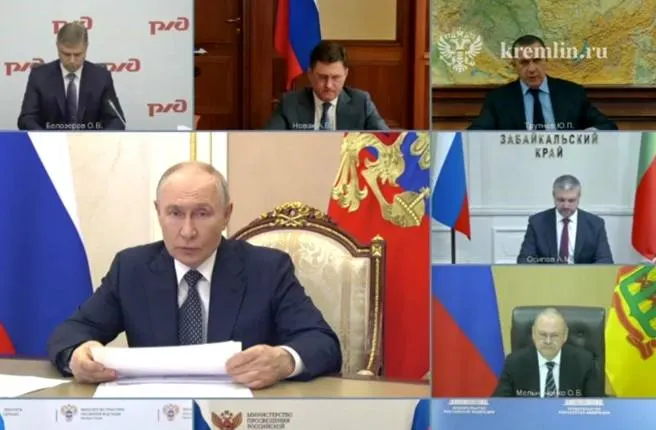 На видеосовещании с правительством обсудили работу топливного и транспортного комплексов: губернатор Забайкалья предложил строить мини‑НПЗ и наращивать импорт топлива, президент поддержал привлечение малого и среднего бизнеса и поручил ускорить субсидирование закупок.