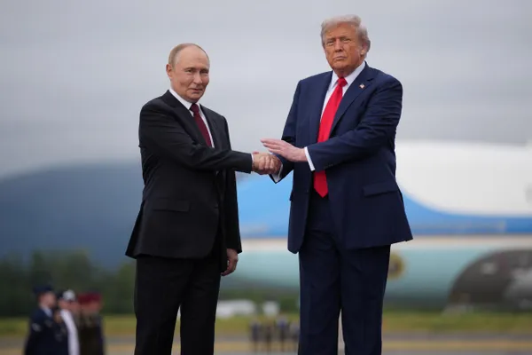 По сообщениям источников, Дональд Трамп после встречи с Владимиром Зеленским на саммите НАТО в Анкаре намерен созвониться с Владимиром Путиным; в разговорах затрагивалась возможность прекращения войны в Украине.