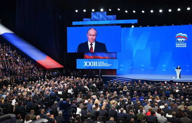 Администрация президента и региональные власти пересмотрели KPI для «Единой России»: вместо прежних ожиданий в 55–60% теперь в среднем рассчитывают на 45% голосов при явке около 50%.
