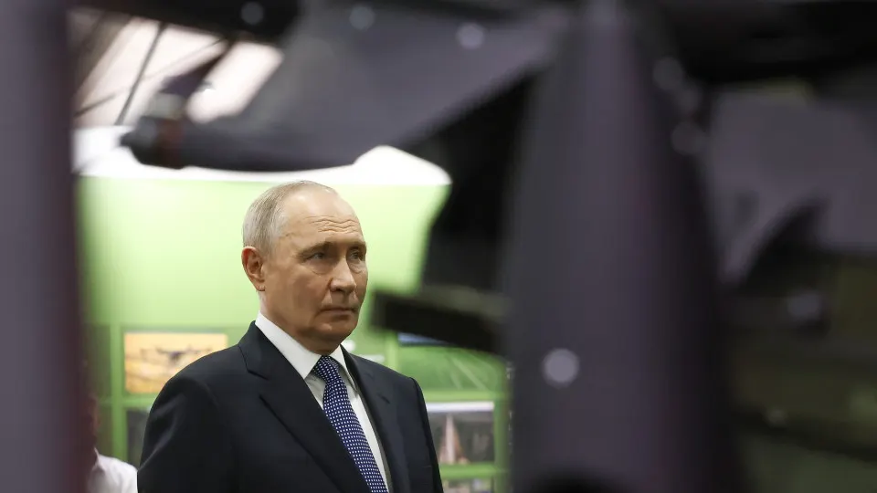 По словам президента, россияне добровольно направили около 70 млрд руб. через Общероссийский народный фронт; при этом расходы на военные нужды резко растут и могут превысить заложенные в бюджете суммы.