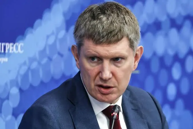 Минэкономразвития объявило, что с 1 сентября 2026 года гостиницы с более чем 50 номерами обязаны принимать постояльцев при подтверждении личности через государственный мессенджер. Отелям окажут помощь в подключении и обучении персонала.