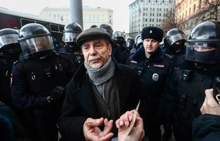 В Хорошевском суде Москвы началось заочное рассмотрение дела против 84‑летнего правозащитника Льва Пономарева; обвинение просит 6,5 года колонии и десять лет запрета на администрирование интернет‑ресурсов по статьям о деятельности «нежелательной» организации и нарушении обязанностей «иностранного агента».