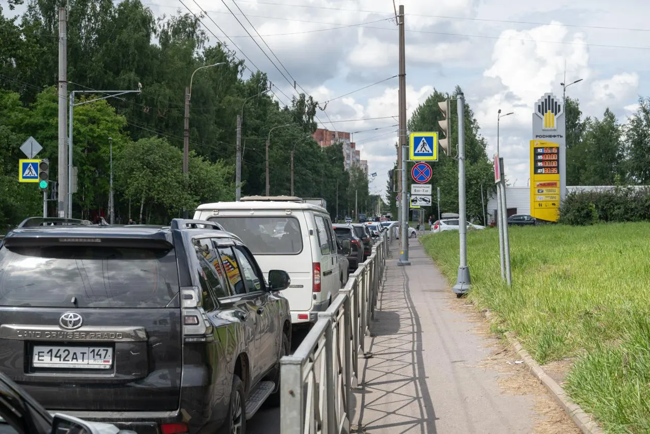 После временного снижения экологического стандарта бензина в России до Евро‑3 петербургские заправки по проверкам продолжают получать и продавать топливо Евро‑5; сотрудники АЗС скептически относятся к скорому появлению Евро‑3.