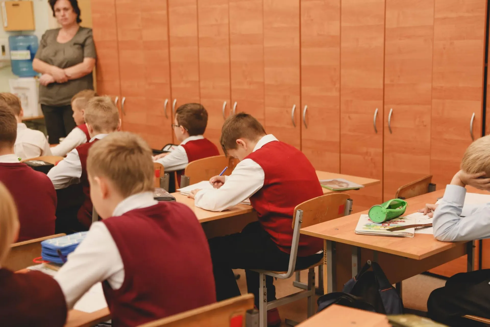 Ведомство опровергло слухи об отмене экзамена. Отметили, что обществознание в школьной программе читают всего три года.