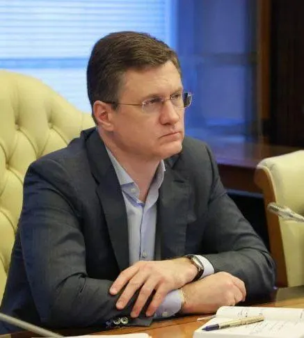 Заместитель председателя правительства Александр Новак 7 июля провёл совещание по рынку топлива и потребовал ежедневного мониторинга, координации действий и дополнительных мер для предотвращения локальных сбоев поставок в регионах.