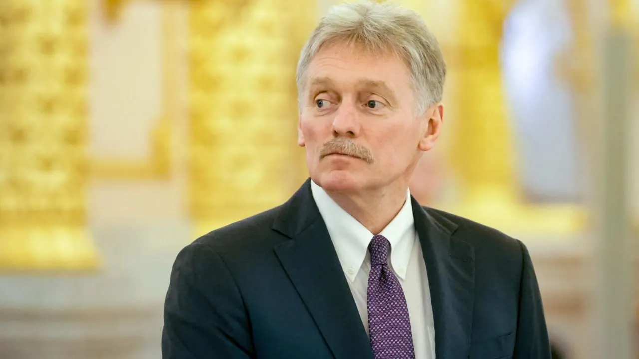 Пресс‑секретарь президента заявил, что вмешательство западных стран и их помощь в наведении вооружений на российские цели превратили «специальную операцию» в полноценный конфликт; удары по гражданской инфраструктуре он назвал террористическими, при этом Россия остаётся открытой к переговорам.