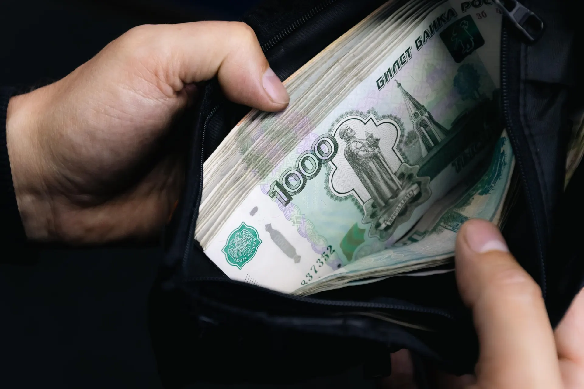 Центробанк разъяснил, почему замедление инфляции не всегда приводит к падению цен. Алексей Заботкин предупредил об опасности дефляции и указал на факторы, которые сдерживают снижение цен.