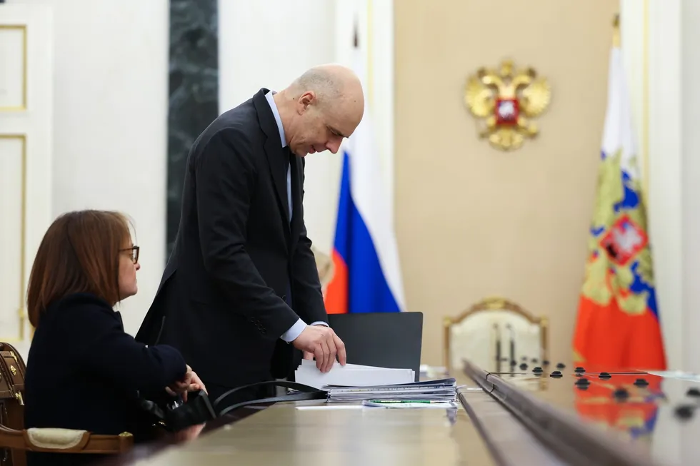 Быстрое разрешение Минфину увеличивать расходы и наращивать долг нивелирует прозрачность бюджетной политики, усиливает неопределённость для бизнеса и повышает риск долгового и инфляционного давления на экономику.