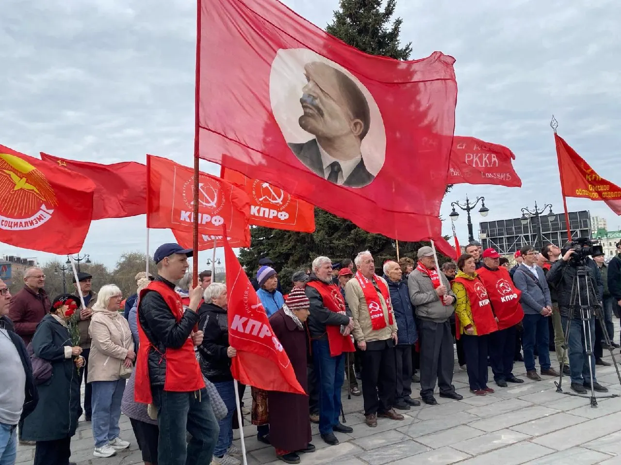 Депутаты инициируют поправки после решений судов, которые возвращали списки партий. Новые правила защитят партии от бюрократических отказов, но начнут действовать только со следующей кампании — из‑за этого некоторые силы рискуют быть не допущены к выборам уже в ближайшем сезоне.