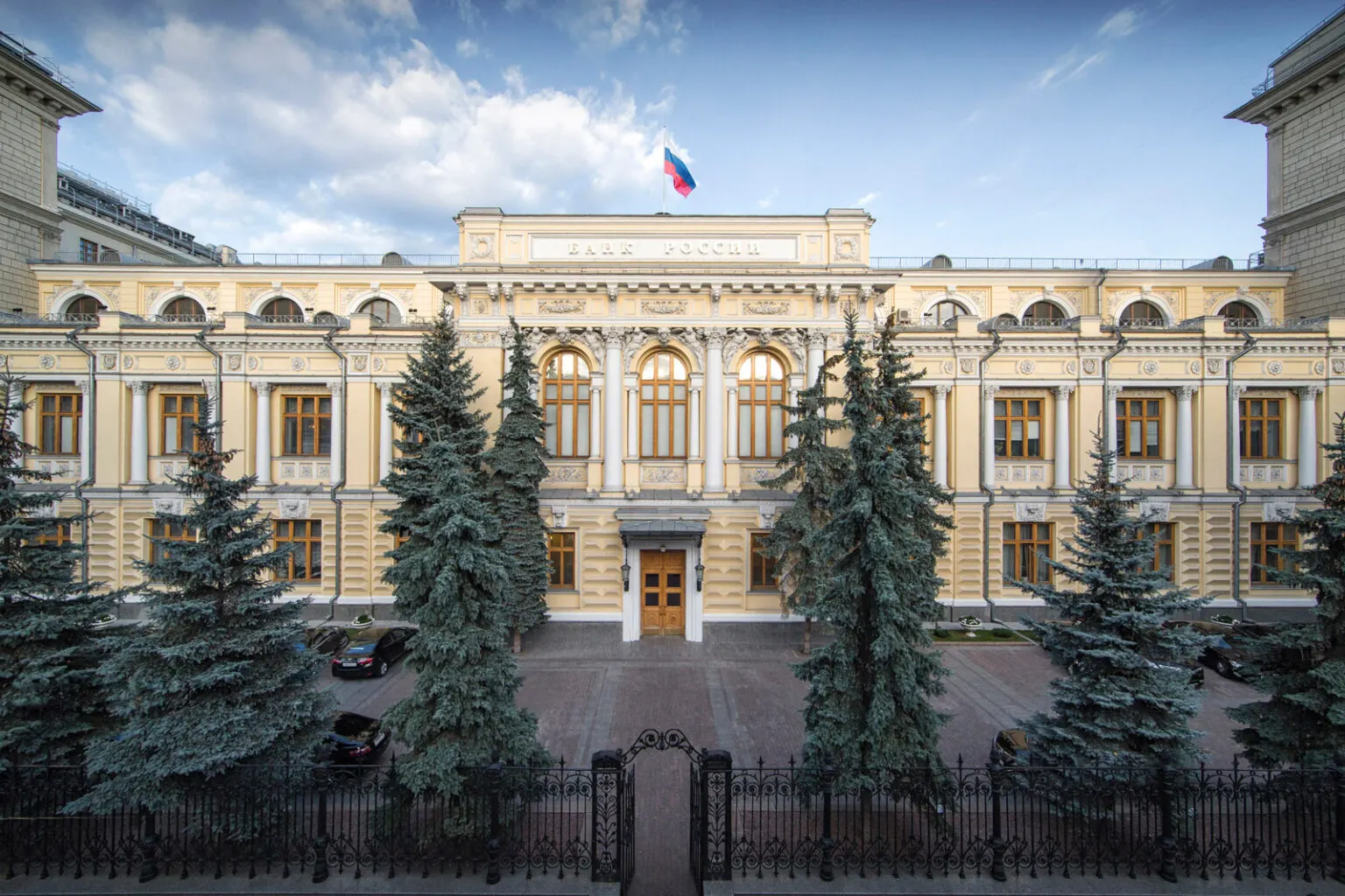 Центробанк ухудшил среднесрочный прогноз: теперь возможен нулевой рост экономики в 2026 году, а инфляция ожидается на уровне 6–7%. Пересмотр связан с ухудшением внешних условий, топливным кризисом и давлением на госбюджет.