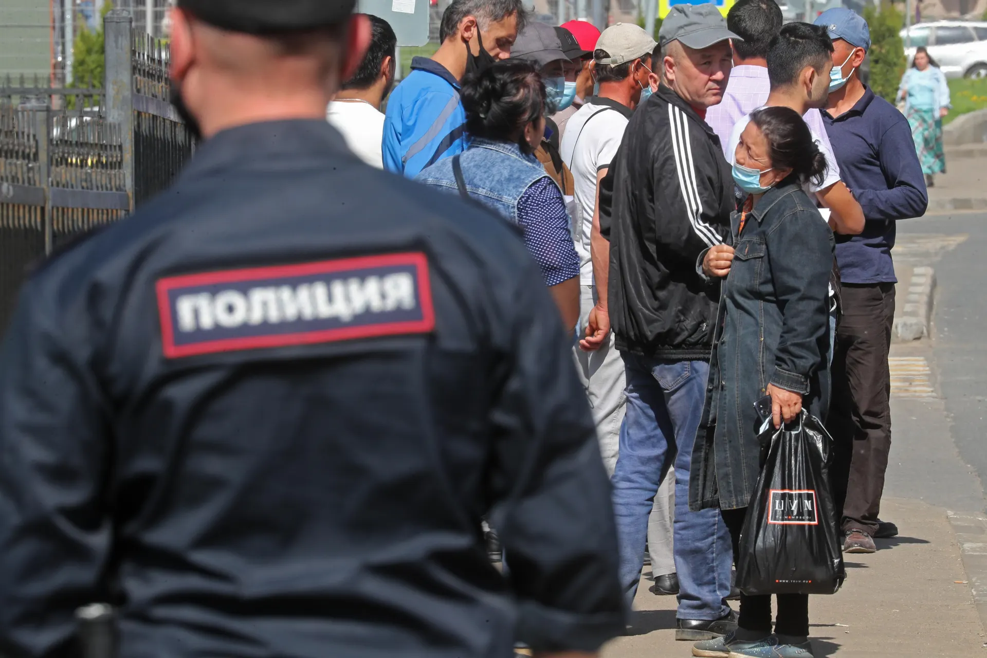 Правительство подготовило ко второму чтению поправки, которые расширяют перечень нарушений, влекущих обязательную выдворение иностранцев, включив в него неповиновение законным требованиям пограничников и дискриминацию.