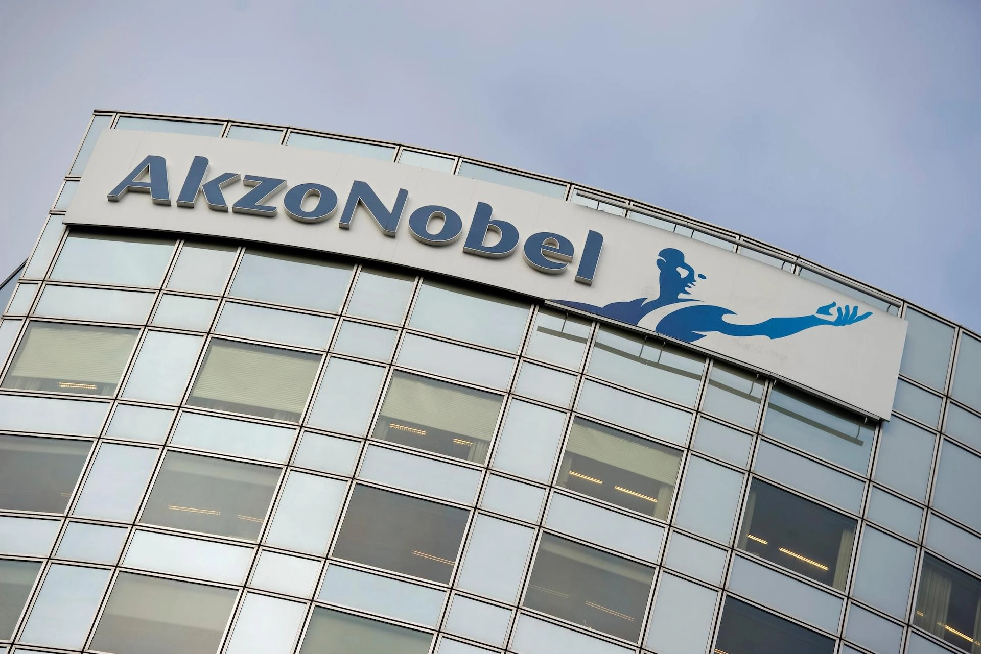 Указом от 13 июля доли трёх российских компаний AkzoNobel переданы АО «Развитие строительных активов». Компания зарегистрирована в Москве; учредители не раскрываются. Ранее структура уже получила в управление зарубежные активы в РФ.