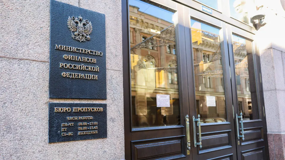 После 2022 года финансирование федерального бюджета всё больше опирается на заимствования: госдолг заметно вырос, а расходы на обслуживание займов становятся существенным бременем бюджета и угрожают привести к долговой спирали.