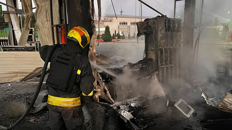 В ночь на 1 июля беспилотники атаковали объекты в Днепропетровской области: повреждены пять автозаправок, есть погибшая и раненые. Одновременно в России наблюдается резкое падение производства топлива, введены лимиты и начался экстренный импорт.